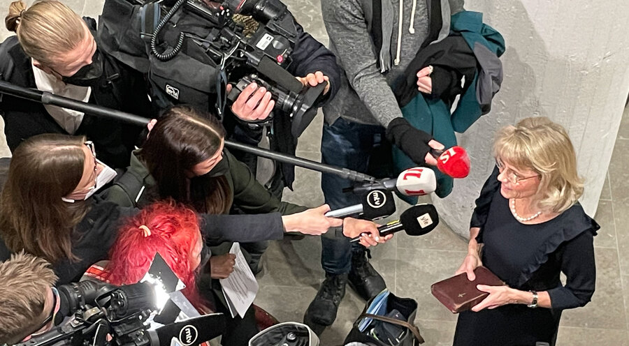 Päivi Räsänen umringt von Journalisten mit der Bibel in der Hand. Foto: ADF International