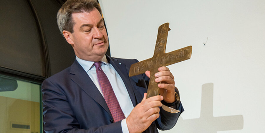 20 Theologieprofessoren haben sich hinter den Kreuzerlass des bayerischen Ministerpräsidenten Markus Söder (Bild) gestellt. Foto: picture-alliance/Peter Kneffel
