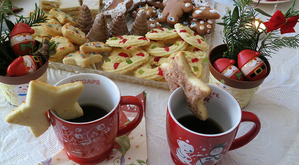 Die Besucher können sich bei Punsch und Keksen miteinander austauschen. Symbolfoto: unsplash.com