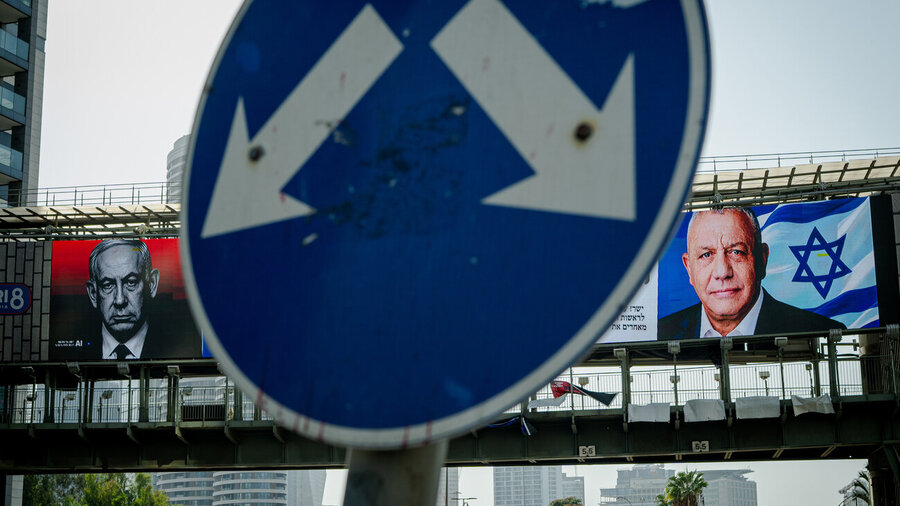 En Verkehrsschild auf einer Überführung in Tel Aviv mit Wahlplakaten: Premierminister Benjamin Netanjahu (links) und der Vorsitzende der Yashar-Partei, Gadi Eisenkot (rechts). 