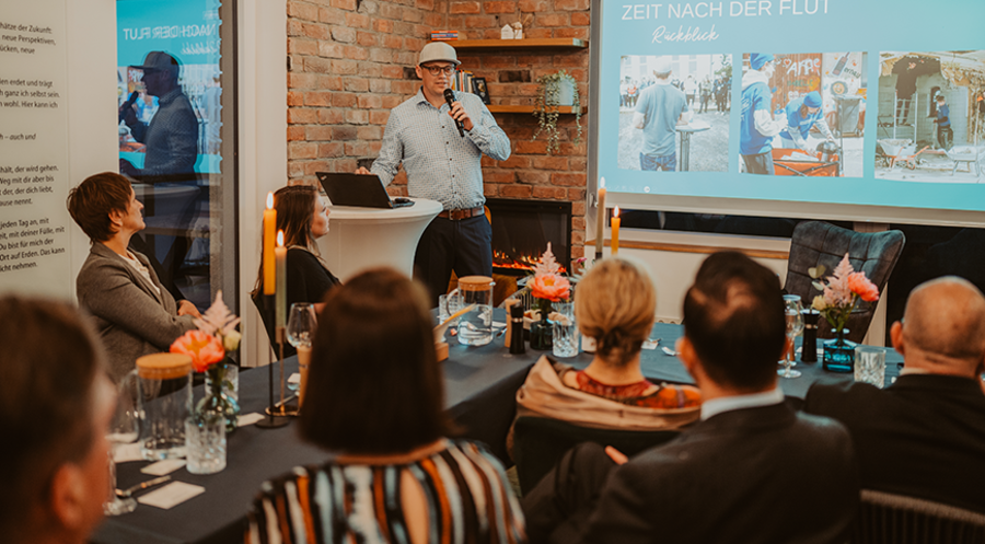 Café-Besucher bei einer Veranstaltung mit Sascha Neudorf (Mi): „Ort der intensiv gelebten Mitmenschlichkeit und Nächstenliebe entstanden“ / Foto: Hoffnungswerk e. V. 