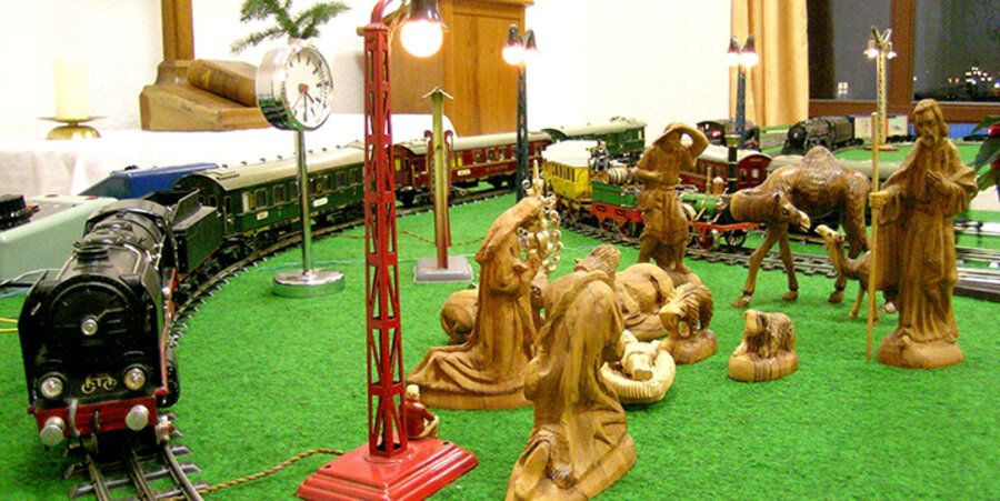 Die Modelleisenbahn dreht ihre Runde um die Krippenfiguren in der Gemeinde St. Jürgen. Foto: SELK