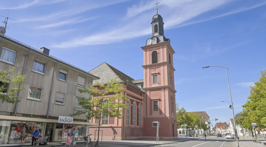Die evangelische Stadtkirche in Rüsselsheim wurde mit den Worten „Tod den Deutsche“ beschmiert. Foto: picture alliance / imageBROKER | Schoening