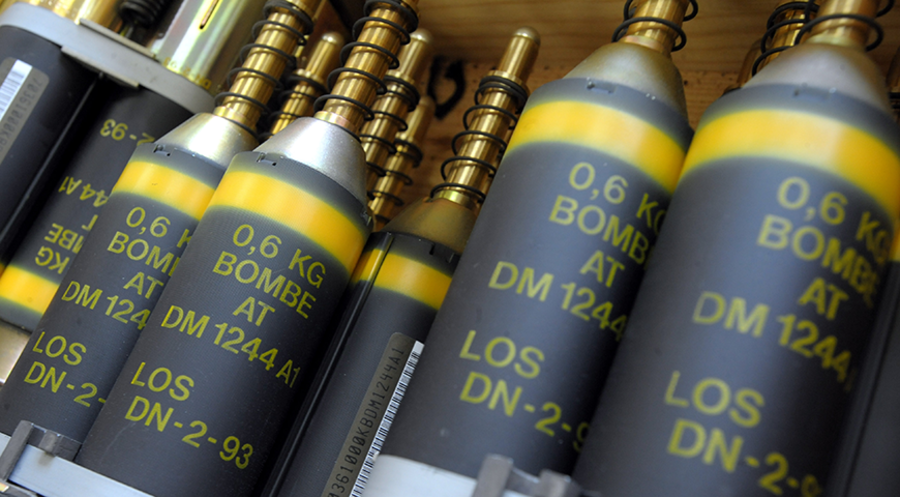 Blick auf sogenannte „Bomblets“ aus einer Streumunitionsgranate der Bundeswehr für Tornado-Kampfjets. Foto: Picture Alliance/Associated Press/Sven Kaestner