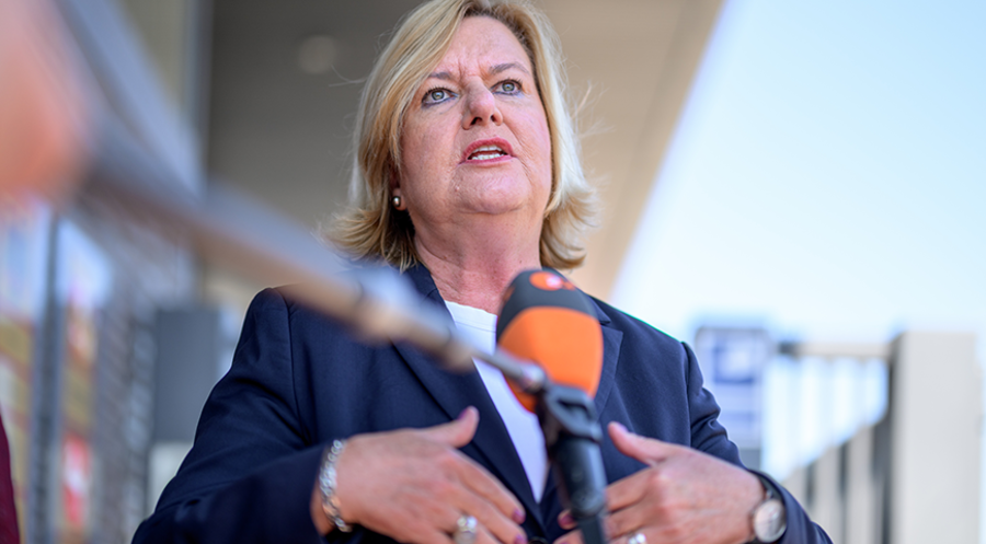Bremens Innensenatorin Eva Högl: „Wenn eine Polizistin an der Tür klingelt, dann zählt die Uniform.“ 
