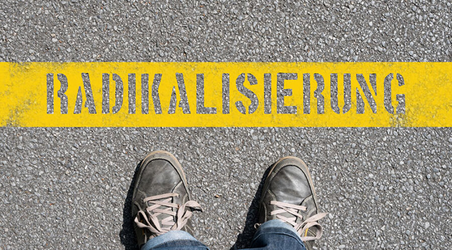 Die Grünen möchten wissen, ob es Verbindungen zwischen christlichen Fundamentalisten und Rechtsextremismus gibt. Symbolfoto: iStock/Stadtratte