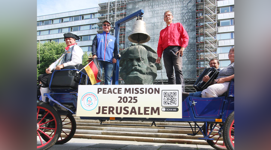 Die Friedensglocke auf dem Pferdewagen mit Pfarrer Helmut Kautz (3.v.l) und Mitreisenden. Foto: Friedensglocken e. V.