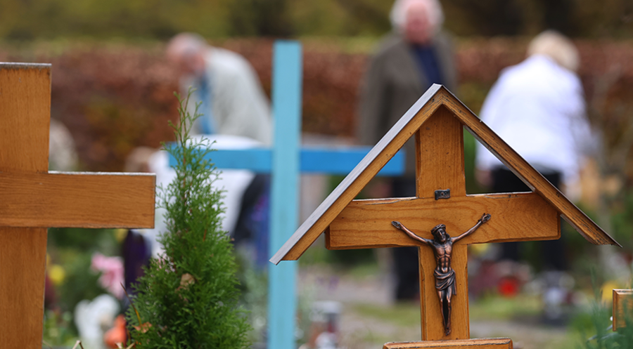 Keine Mitgliedschaft, kein Recht der Bestattung auf einem katholischen Friedhof: Diese Ankündigung ruft vielfach Unbehagen hervor. Symbolfoto: picture alliance/dpa/Karl-Josef Hildenbrand
