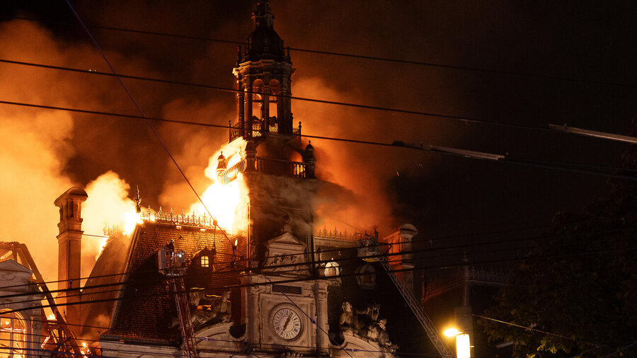 Wurde zum Symbol der Ausschreitungen: Das brennende Rathaus von Limoges. 