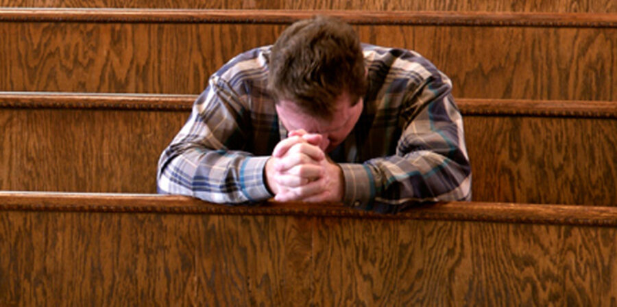 Beter in leerer Kirche: Bald ein normaler Anblick? Foto: IStockphoto