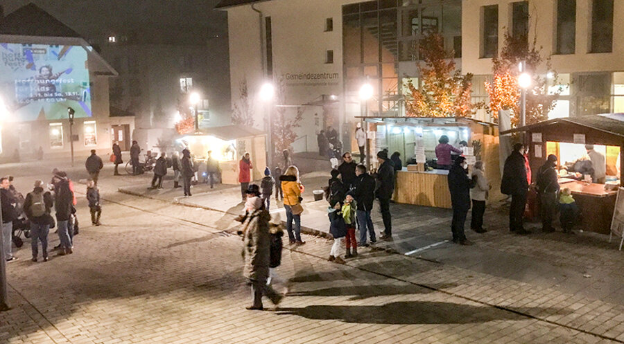 Auf dem Platz vor ihrem Gemeindezentrum hatte die Brüdergemeinde drei Buden aufgebaut, in denen es Getränke und kulinarische Köstlichkeiten aus der Region gab. Foto: Evangelische Brüdergemeinde Korntal