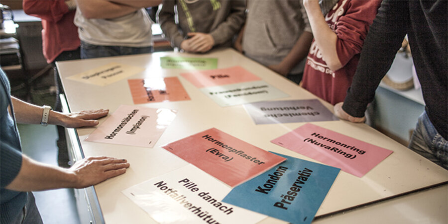 Wer darf den Sexualkundeunterricht an Schulen vornehmen? Darüber gibt es unterschiedliche Ansichten. Foto: picture-alliance/KEYSTONE