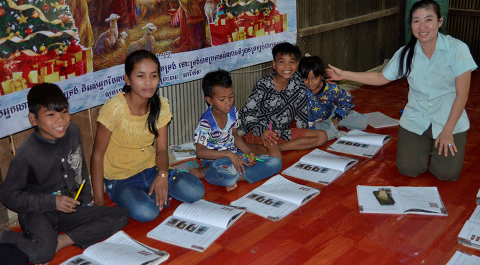 Die Bibelgesellschaft in Kambodscha bietet auch Alphabetisierungskurse an. Foto: Privat