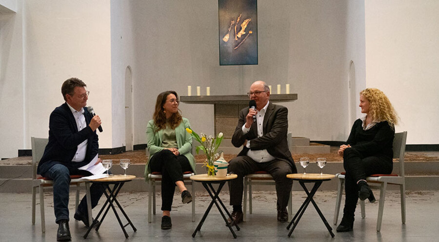 v. l.: Podiumsdiskussion mit Moderator Christoph Irion, Tabea Gutmann, Wolfram Stierle und Suse Chmell. Foto: Tearfund Deutschland