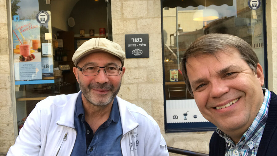 v. l.: Anatoli Uschomirski und Armin Bachor in der Altstadt von Jerusalem. Foto: EDI