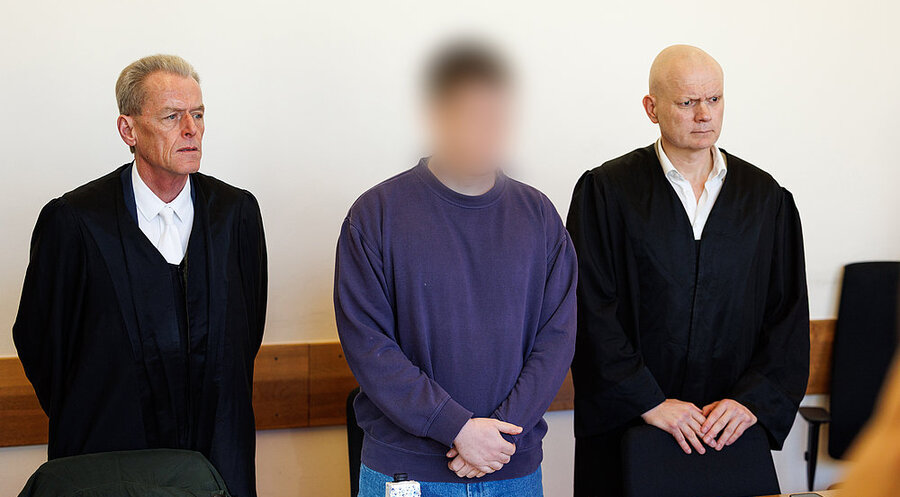 Der Angeklagte (M) steht neben seinen Verteidigern Helmut Wöhler (l) und Jerrit Schöll in einem Saal des Schwurgerichts in Detmold. Foto: picture alliance/dpa | Friso Gentsch