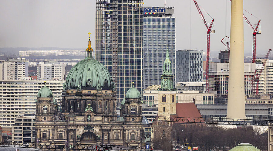 Blick über Berlin. Foto: picture alliance / imageBROKER | Arnulf Hettrich