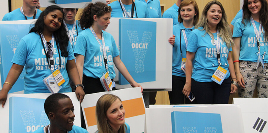 Jugendliche stellen die neue App "DOCAT" vor. Foto: Martine Boutros