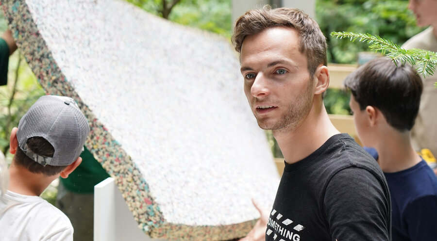Johannes Mickenbecker von den „Real Life Guys“ beim Bau der Wasserrutsche. Foto: SCHÖ-Festival/Markus Walter