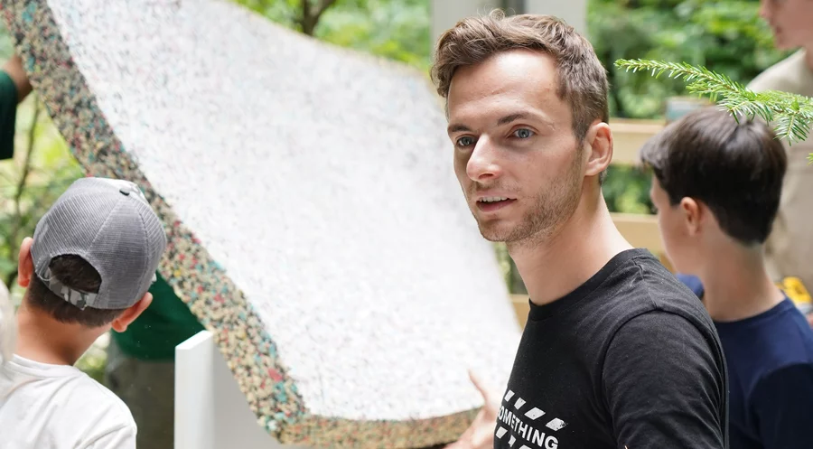 Johannes Mickenbecker von den „Real Life Guys“ beim Bau der Wasserrutsche. Foto: SCHÖ-Festival/Markus Walter