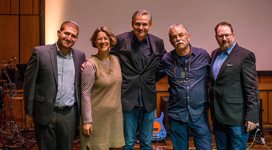 Vereint im Gebet (v.l.n.r): Ronen Weiss (Direktor der Jewish Agency), Dolmetscherin Lisa Schmid, Gottfried Bühler (Vorsitzender des Deutschen Zweigs der ICEJ), Ofer Baram und der Geschäftsführer der ICEJ, Stephan Lehnert. Foto: Levi Dörflinger 