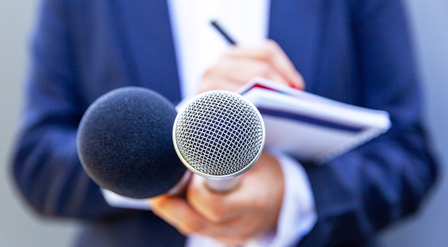 Kirchliche Medienarbeit in Bayern: Die Landeskirche und der Evangelische Presseverband für Bayern (EPV) gehen aufeinander zu. Symbolfoto: iStock/Mihajlo Maricic