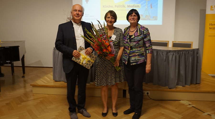 Auf einer Tagung der Ev. Akademie Thüringen am 15.09.2023 anlässlich Seidels 65. Geburtstag (v.l.n.r.): Der bisherige Vorstandsvorsitzende der Internationalen Martin Luther Stiftung, Thomas A. Seidel, seine Frau Cornelia Seidel sowie die frühere thüringische Ministerpräsidentin Christine Lieberknecht. Foto: EAT