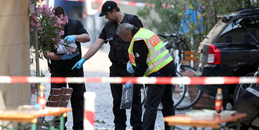 Polizeibeamte stellen Fragmente der Bombe sicher. Foto: picture-alliance/dpa