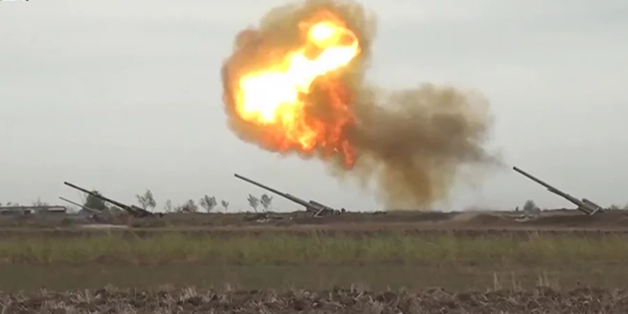 Soldaten Azerbaidschans feuern Raketen ab. Foto: picture-alliance/dpa/Azerbaijani Defence Ministry 
