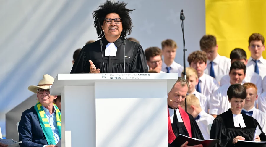 Pastor Quinton Ceasar predigte im Schlussgottesdienst auf dem Hauptmarkt beim 38. Evangelischen Kirchentag in Nürnberg. Foto: Picture Alliance/Thomas Lohnes