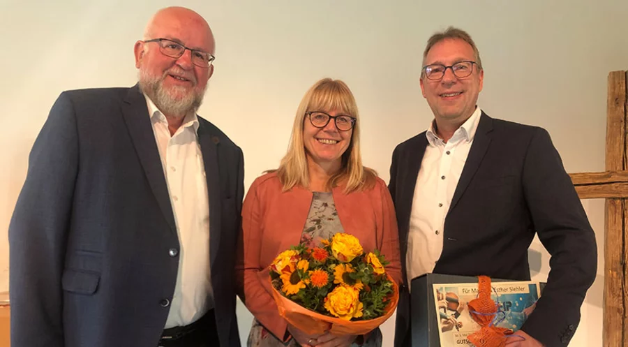 v. l.: Pfarrer Hartmut Schmid, Esther & Martin Siehler. Foto: LGV