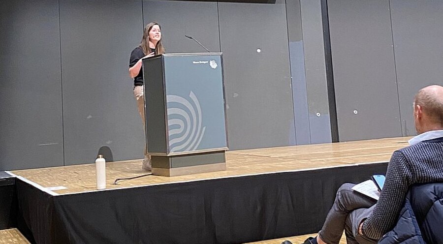 Die Theologin und Lehrstuhlvertretung am Lehrstuhl für Philosophie, Religions- und Missionswissenschaft der STH Basel, Leonie Schweizer. Foto: IDEA/Erika Weiss