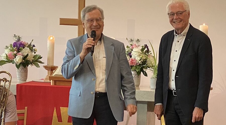 Ulrich Parzany (rechts) neben Jürgen Schmidt, dem ehemaligen Präses der Evangelischen Gesellschaft für Deutschland, beim „Mutmacherfest“. Foto: IDEA/Manfred Klingsöhr