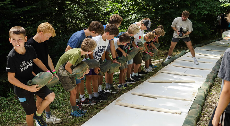Etwa 300 Kinder und Jugendliche bauten an der Wasserrutsche mit. Foto: SCHÖ-Festival/Casten Löffler