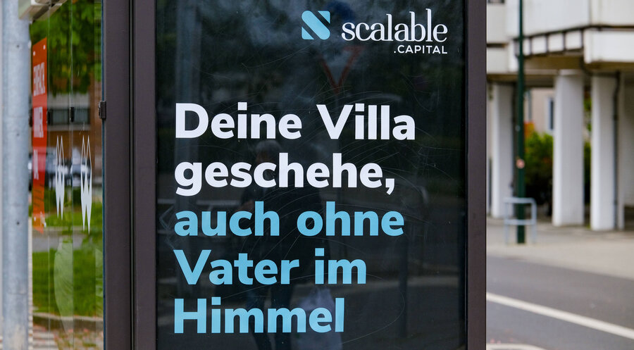 Das Werbeplakat von „Scalable Capital“ an einer Haltestelle in Düsseldorf. Foto: IMAGO / Michael Gstettenbauer