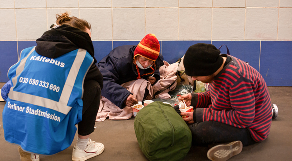 Praktische Hilfe: Eine Mitarbeiterin der Berliner Stadtmission versorgt zwei junge wohnungslose Menschen. Foto: Berliner Stadtmission