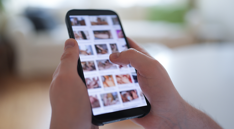 Laut der Studie steigt mit dem Pornokonsum auch das gegenseitige Versenden von sexuellen Inhalten. Foto: picture alliance/dpa/ Marcus Brandt
