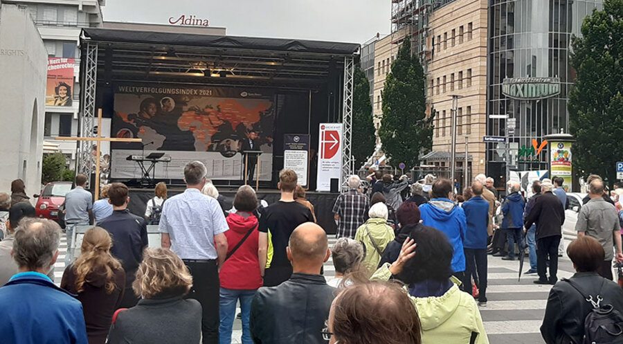 Die Kundgebung für Religionsfreiheit und verfolgte Christen auf dem Nürnberger Kornmarkt mit mehr als 200 Teilnehmern. Foto: IDEA/ Romy Schneider