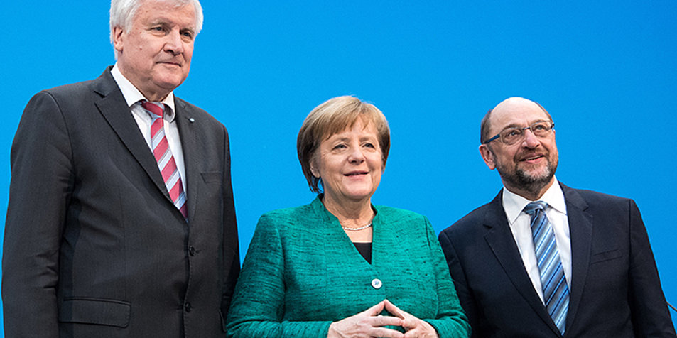 v.l.: Der Vorsitzende der CSU, Horst Seehofer, die Bundeskanzlerin und Vorsitzende der CDU, Angela Merkel, und der SPD-Vorsitzende Martin Schulz. Foto: picture-alliance/Bernd von Jutrczenka/dpa