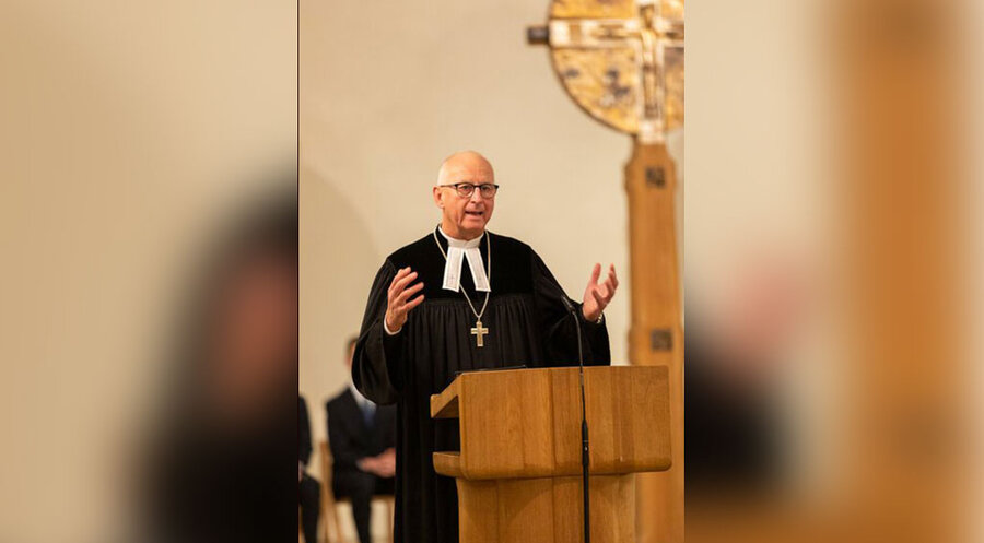 Der evangelische Regensburger Regionalbischof Klaus Stiegler predigte beim Eröffnungsgottesdienst zur Herbsttagung der Landessynode der Evangelisch-Lutherischen Kirche in Bayern in der Paulanerkirche Amberg. Foto: ELKB