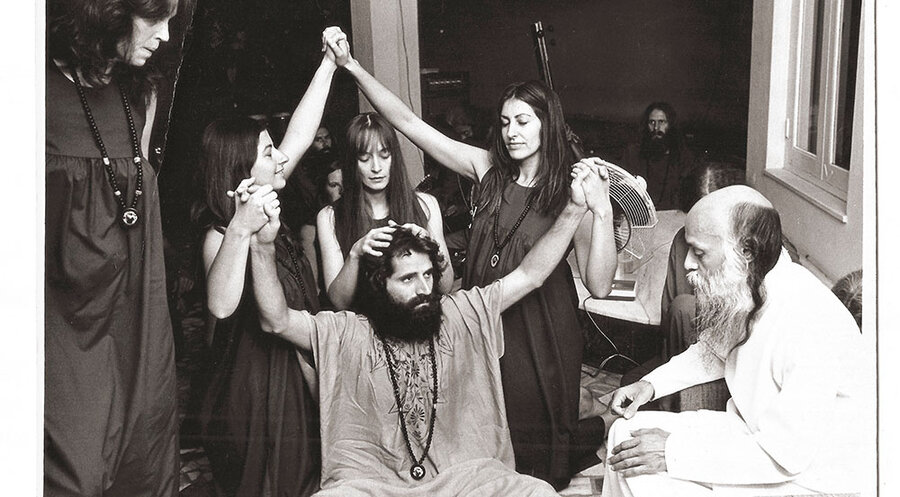 Der indische Guru Bhagwan und seine Anhänger. Foto: WDR/ Moritz Boerner