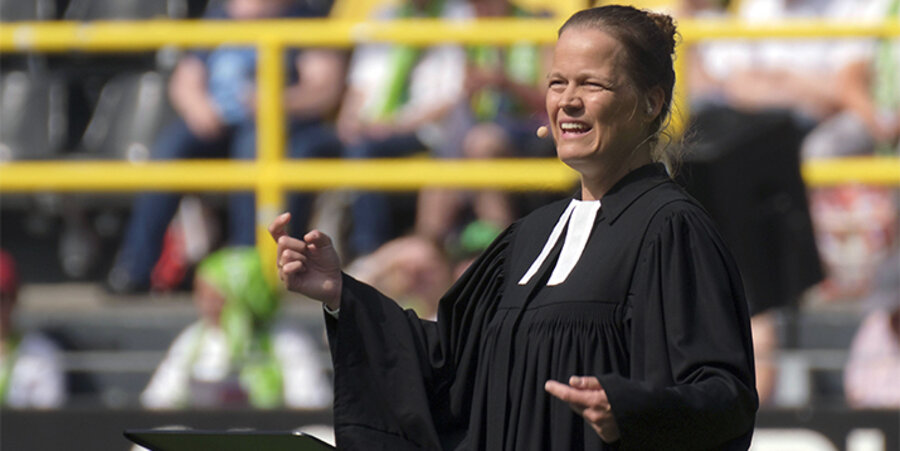 Die Pastorin der ökumenischen Bewegung Kirchehoch2 in Hannover, Sandra Bils, beim Abschlussgottesdienst des Deutschen Evangelischen Kirchentages. Foto: imago images