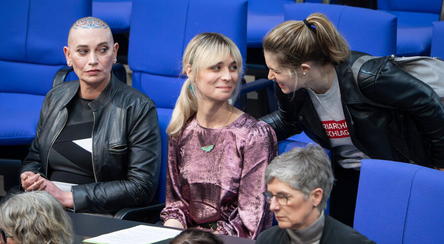 Tessa Ganserer (mit Glatze) und Nyke Slawik (blondes Haar) im Plenum bei der 164. Sitzung des Deutschen Bundestag in Berlin. Foto: IMAGO/Political-Moments