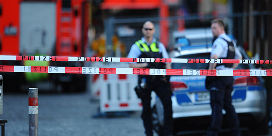 Polizisten sichern den Bereich unweit von Dom und Lambertikirche. Dort war ein Mann – offenbar absichtlich – mit einem Kleinbus in eine Menschengruppe gerast. Foto: picture alliance/Revierfoto/Revierfoto/dpa