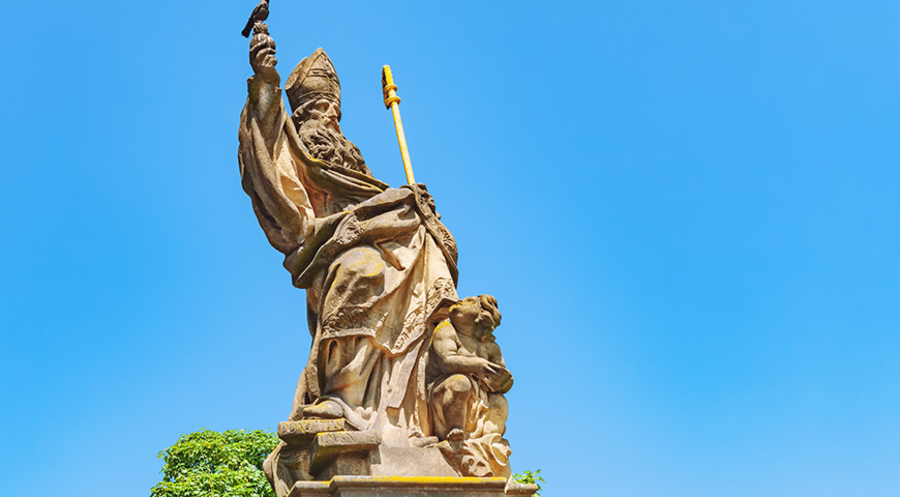 „Tag und Nacht sann er nach über das Gesetz des Herrn“: Statue des Hl. Augustinus auf der Karlsbrücke in Prag / Foto: iStock/dmf87