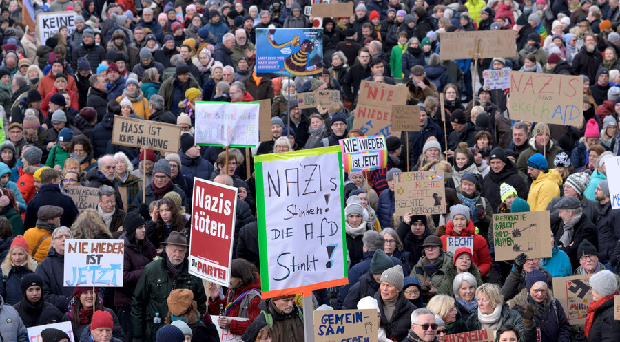 Eine Demo gegen Rechtsextremismus in Bonn am 21. Januar 2024. Foto: picture alliance / SZ Photo | Rainer Unkel