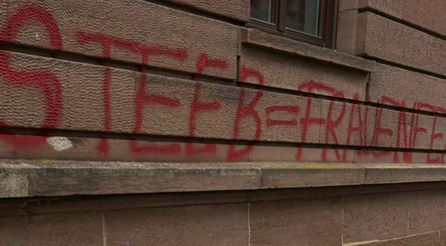 Das Haus von Hartmut Steeb wurde mit einem Schriftzug besprüht. Foto: Privat