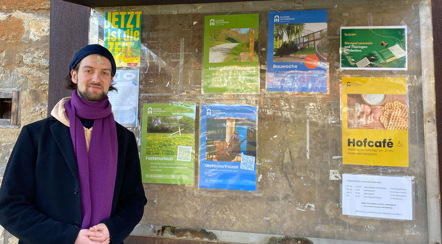 Am Schwarzen Brett: Eine Aufgabe von Klemm ist es, Flyer zu entwerfen. Foto: IDEA/Erika Weiss