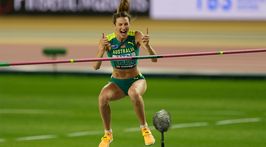Hoch hinaus: Die australische Bronzemedaillen-Gewinnerin Nicola Olyslagers feiert ihren Erfolg - und teilt ihr Vertrauen auf Jesus in den sozialen Medien. Foto: Picture Alliance/ASSOCIATED PRESS/Martin Meissner 