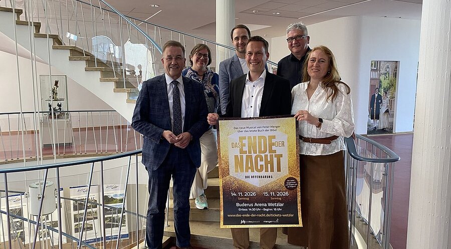 v.l.: Oberbürgermeister Manfred Wagner, Meike Theermann (Technische Projektleitung Veranstaltungen der Buderus Arena), Daniel Eschner, Peter Menger, Andreas Haupt und Deborah Menger. Foto: IDEA/Erika Weiss
